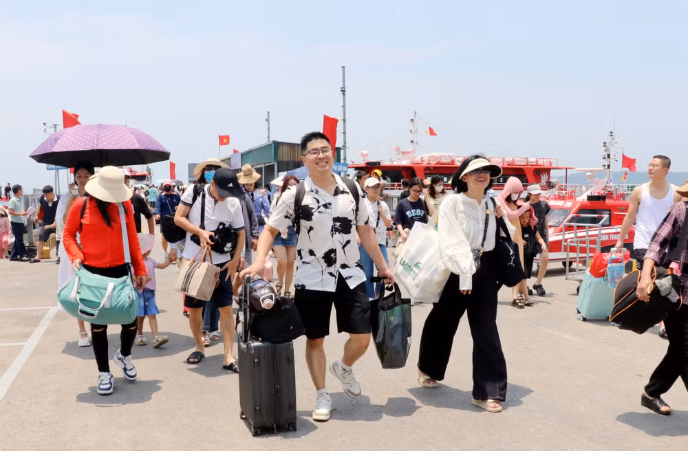 vna-potal-quang-ninh-don-nua-trieu-du-khach-trong-2-ngay-nghi-le-304-15-8008943.jpg