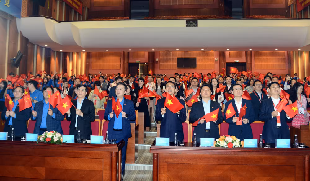 vna-potal-gap-go-huu-nghi-thanh-nien-viet-trung-lan-thu-24-nam-2025-7979302.jpg