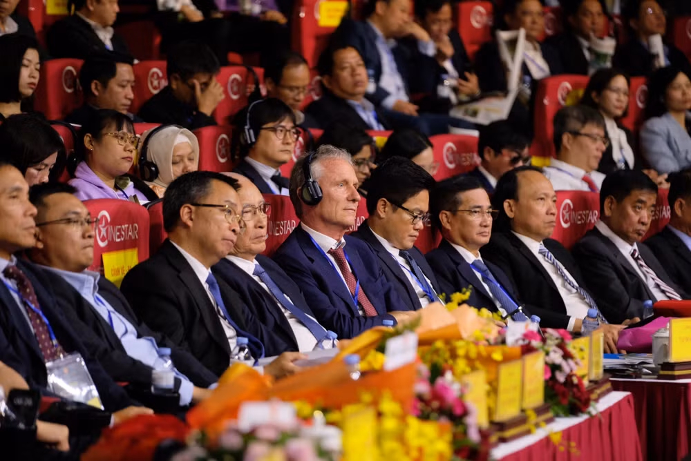 vna-potal-pho-thu-tuong-thuong-truc-nguyen-hoa-binh-du-hoi-nghi-xuc-tien-dau-tu-tinh-lam-dong-8333816.jpg