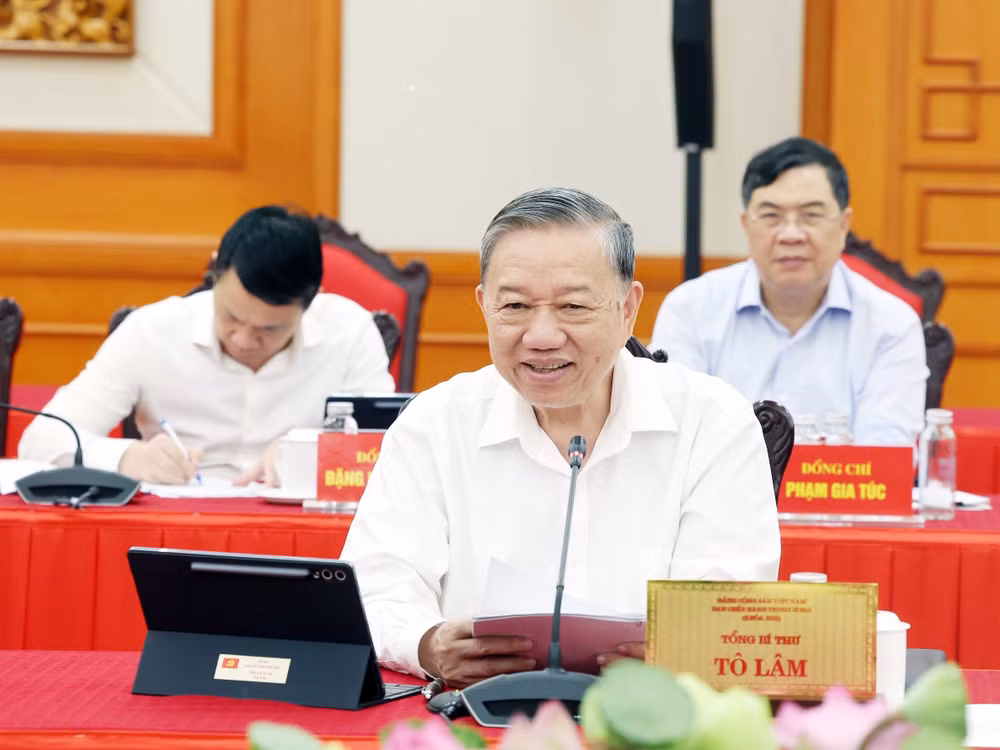 vna-potal-tong-bi-thu-to-lam-chu-tri-buoi-lam-viec-cua-bo-chinh-tri-voi-ban-thuong-vu-dang-uy-quoc-hoi-8269143.jpg