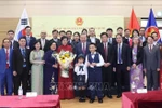 Party General Secretary To Lam meets with staff of the Vietnamese Embassy in Seoul, as well as members of the Vietnamese community in the Republic of Korea (Photo: VNA)