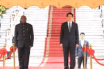 State President Luong Cuong (right) and President of Burundi Evariste Ndayishimiye at a welcome ceremony for the latter in Hanoi on April 4. (Photo: VNA)