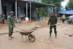 Soldiers of Regiment 6 under the Hue Military Command build houses for residents of Khe Tre commune. (Photo: VNA)