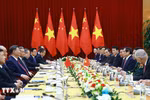 Prime Minister Pham Minh Chinh (third, right) meets with Party General Secretary and President of China Xi Jinping on April 14 (Photo: VNA)