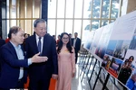Party General Secretary To Lam visits a photo exhibition held by Vietnam News Agency on the sidelines of the national conference on December 19. (Photo: VNA)