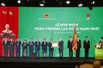 Party General Secretary To Lam (fifth, right) presents a First-class Labour Order to the Ministry of Agriculture and Environment for its GDP growth, as well as in recognition of its outstanding contributions to the nation’s socio-economic development. (Photo: VNA)