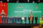 Party General Secretary To Lam (fifth, right) presents a First-class Labour Order to the Ministry of Agriculture and Environment for its GDP growth, as well as in recognition of its outstanding contributions to the nation’s socio-economic development. (Photo: VNA)