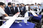 Deputy Prime Minister Nguyen Chi Dung visits the Horus P02 long-range surveillance UAV booth at Hoa Lac Hi-Tech Park (Photo: VNA)