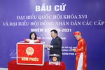 Politburo member and President of the Vietnam Fatherland Front Central Committee Bui Thi Minh Hoai ̣(first, left) casts her ballot alongside other voters at Polling Station No. 7 of Constituency No. 2 in Thanh Xuan ward, Hanoi, on March 15. (Photo: VNA)