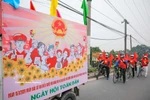 A communication team of O Dien commune in Hanoi cycle to support the general election. (Photo: VNA)
