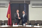 Vietnamese Deputy Minister of Foreign Affairs Dang Hoang Giang (R) and US Acting Assistant Secretary of State Fleet White (Photo: VNA)