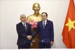 Chairman of the Vietnamese National Assembly (NA) Tran Thanh Man (R) shakes hands with Vice President of the Lao NA Sommad Pholsena (Photo: VNA)