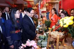 Prime Minister Pham Minh Chinh and his spouse visits a Tet booth of the Vietnamese community at the event (Photo: VNA)