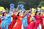 Vietnamese women shine in the traditional Ao dai (Photo: VNA)