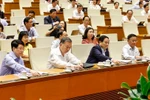 All 470 delegates present at the NA's 9th session vote in favour for the resolution amending key provisions of the Constitution of the Socialist Republic of Vietnam. (Photo: VNA)