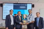 Director of the 108 Military Central Hospital Major General, Professor, Dr Le Huu Song (second, left), presents a souvenir to a representative of University of Cambridge School of Clinical Medicine (Photo: VNA)