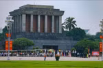 People visit the Ho Chi Minh Mausoleum. (Photo: VNA)
