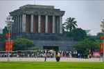 People visit the Ho Chi Minh Mausoleum. (Photo: VNA)
