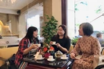 Visitors enjoy Vietnamese tea. The drink's distinctive flavour and cultural identity are increasingly spreading. (Photo: VNA)