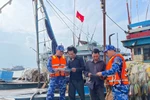 The crew of Coast Guard vessel CSB 1011 disseminate information to raise fishermen’s awareness about IUU fishing. (Photo: Vietnam Coast Guard)