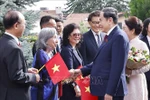 National Assembly (NA) Chairman Tran Thanh Man and his spouse Nguyen Thi Thanh Nga meet with staff from Vietnamese representative offices in Switzerland on July 27 in Geneva. (Photo: VNA)