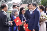 National Assembly (NA) Chairman Tran Thanh Man and his spouse Nguyen Thi Thanh Nga meet with staff from Vietnamese representative offices in Switzerland on July 27 in Geneva. (Photo: VNA)