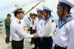 Colonel Cao Van Son, Deputy Logistics Chief of the Naval Service, Head of the working delegation, meets with soldiers on Truong Sa (Spratly). (Photo: VNA)