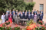 State President Luong Cuong and staff of the Vietnamese Embassy in China pose for a group photo. (Photo: VNA)