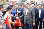 Party General Secretary To Lam and NA deputies are welcomed by locals in Hung Yen on December 15, 2025 (Photo: VNA)