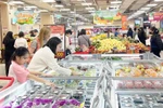 Consumers shop for fruits at Lotte Mall West Lake Hanoi. (Photo: Hanoimoi.vn)