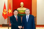Party General Secretary To Lam (right) receives Lao Minister of Public Security Vanthong Kongmany in Hanoi on March 20. (Photo: VNA)
