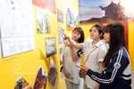 Students explore the exhibition (Photo: VNA)