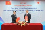 Deputy Minister of Finance Tran Quoc Phuong (left) and Japanese Ambassador to Vietnam Ito Naoki sign the exchange of notes on behalf of the governments of the two countries. (Photo: VNA)