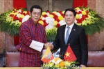 State President Luong Cuong (R) shakes hands with Bhutanese King Jigme Khesar Namgyel Wangchuck (Photo: VNA)
