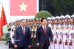 General Secretary of the Central Committee of the Communist Party of Vietnam and State President To Lam and President of the Republic of Korea (RoK) Lee Jae Myung review the honour guard of the Vietnam People’s Army at the ceremony in Hanoi on April 22. (Photo: VNA)