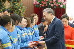 Party General Secretary To Lam presents luckey money to workers of Hanoi (Photo: VNA)