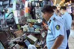 Market surveillance officers inspect Ben Thanh Market in Ho Chi Minh City. (Photo: VNA)