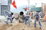 Military personnel are working tirelessly to rebuild and repair homes damaged by natural disasters in Khanh Hoa province under the Quang Trung campaign (Photo: VNA)