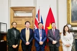 Vietnamese Ambassador to the UK Do Minh Hung (centre) and Minister of State at the Department for Business and Trade Douglas Alexander (second, from right) at a recent meeting in London. (Photo: VNA)