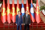 Politburo member and Permanent member of the Communist Party of Vietnam Central Committee’s Secretariat Tran Cam Tu and his Lao counterpart Vilay Lakhamphong, pose for a photo at their meeting in Vientiane on April 9. (Photo: VNA)