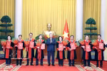 Party General Secretary and State President To Lam and the newly-appointed judges. (Photo; VNA)