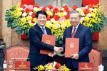 Party General Secretary and State President To Lam (R) and former State President Luong Cuong at the task handover ceremony on April 9. (Photo: VNA)