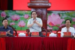 Prime Minister Pham Minh Chinh (centre) chairs a meeting in Can Tho city on April 21 to look into the progress of key transport projects in the southern region. (Photo: VNA)