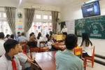 Students discuss plastic reuse and recycling during the 'I love the environment' club meeting at Thuan Thanh Primary School in the central city of Hue (Photo: VNA)