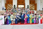 Prime Minister Pham Minh Chinh (C) poses for a photo with female scientists and engineers participating in the conference of the International Network of Women Engineers and Scientists in October 2024. (Photo: VNA)