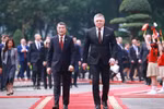 Prime Minister Le Minh Hung (left) presides over an official welcome ceremony for Slovak Prime Minister Robert Fico at the Presidential Palace in Hanoi on April 13 morning. (Photo: VNA)