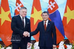 Prime Minister Le Minh Hung (right) and his Slovak counterpart Robert Fico meets in Hanoi on April 13. (Photo: VNA)