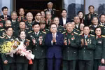 National Assembly Chairman Tran Thanh Man (centre, front) and veterans and revolution contributors from Regiment 271 of the Tri Thien Military Region at their meeting in Hanoi on December 31 (Photo: VNA)