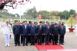 Incumbent and former leaders of the Party, State, National Assembly, Government, and VFF Central Committee pay tribute to President Ho Chi Minh at the late leader's mausoleum in Hanoi on the 95th founding anniversary of the Communist Party of Vietnam (CPV) on February 3. (Photo: VNA)