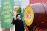 After beating a drum to kick off the tree-planting festival, State President Luong Cuong joins delegates, representatives of political and social organisations, and local residents in planting trees at a hill in Chi Lang district’s Chien Thang commune. (Photo: VNA)